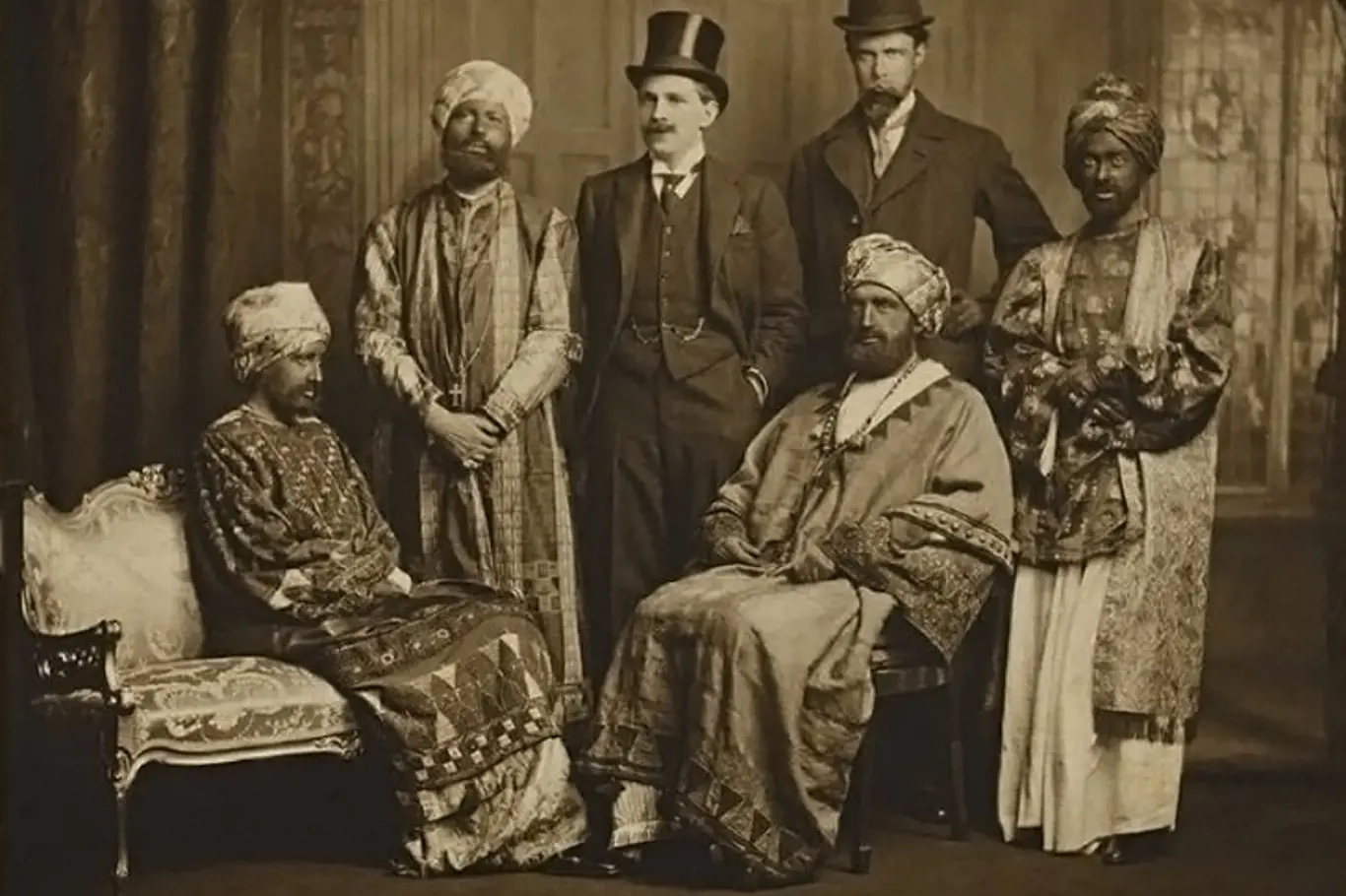 Horace de Vere Cole (třetí zleva) s „delegací vysoce urozených Habešanů“, ve které byla i spisovatelka Virginia Woolfová (zcela vlevo)