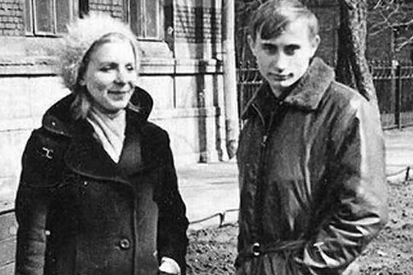 Putin v 18 letech se svou oficiální matkou Marií, které v té době muselo být už 60 let.