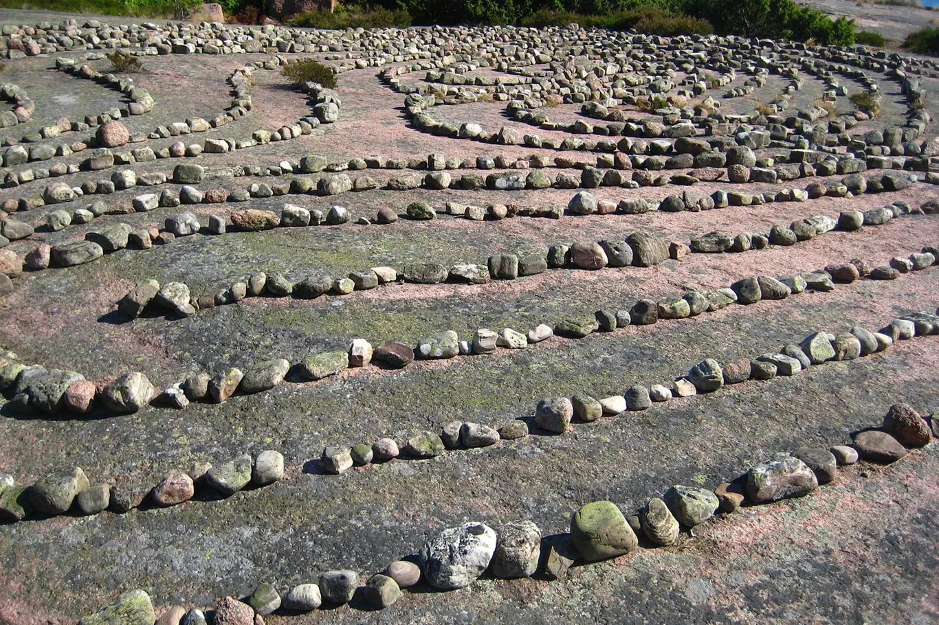 Kamenný labyrint na ostrově Blå Jungfrun ve Švédsku