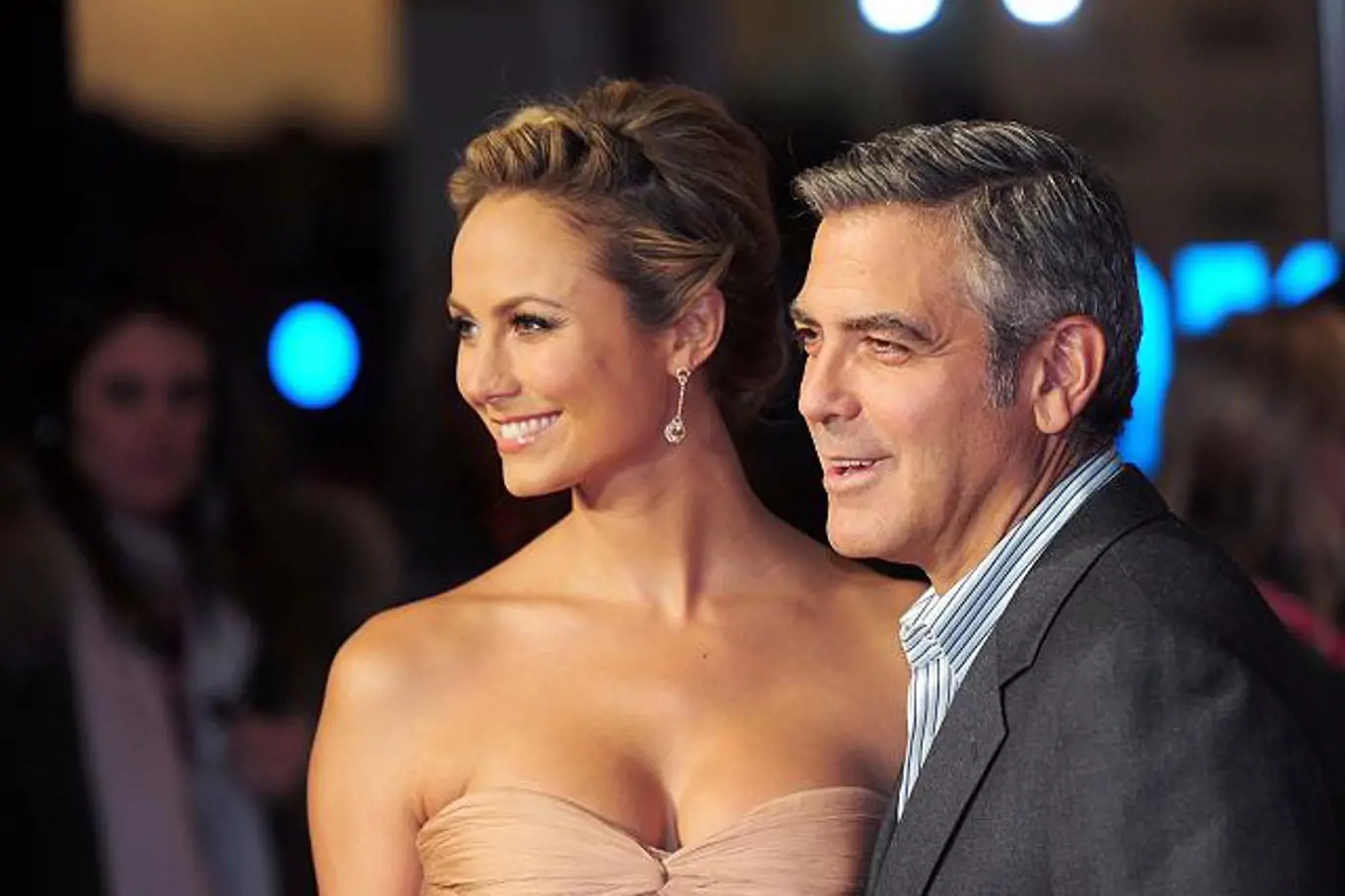 Herec a režisér George Clooney vzal svoji novou lásku Stacy Keibler do Londýna na premiéru filmu The Descendants