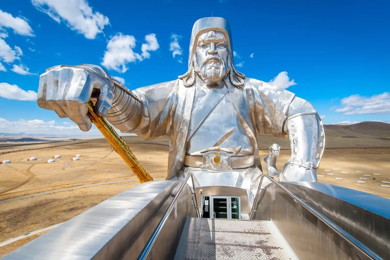Největší socha Čingischána v Mongolsku