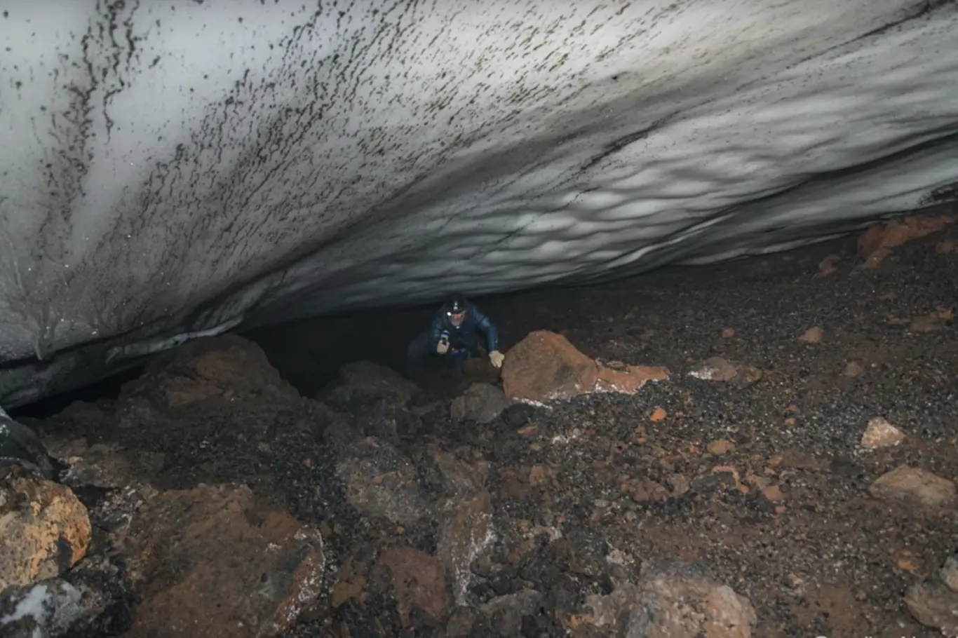 Jeskyně se nacházejí pod druhou nejvyšší aktivní sopkou v Antarktidě a nejjižněji položeným aktivním vulkánem na Zemi Mount Erebus. 