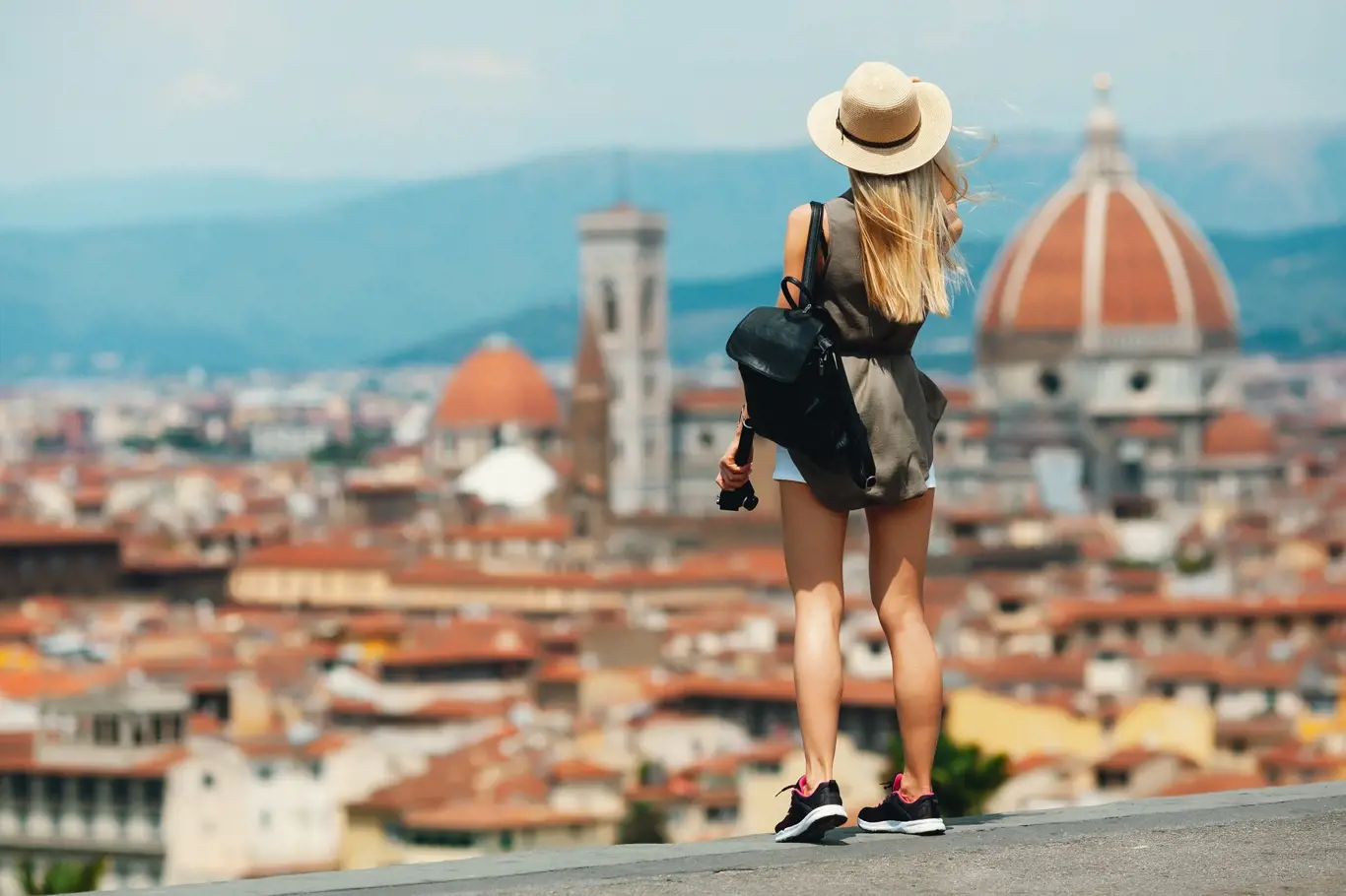 Turistka ve Florencii se kochá pohledem na město.