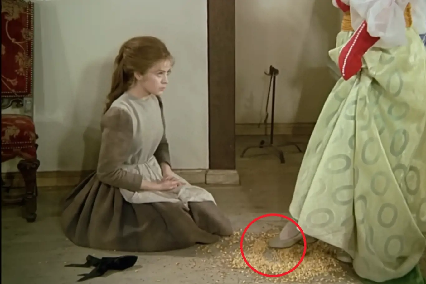Mezi detail, který vyrušil diváky, patří také scéna, v níž Dora udělá do hromádky čočky a kukuřice střevícem kolečko. Když se ale Popelka po plese vrátí, po vzoru není ani památka