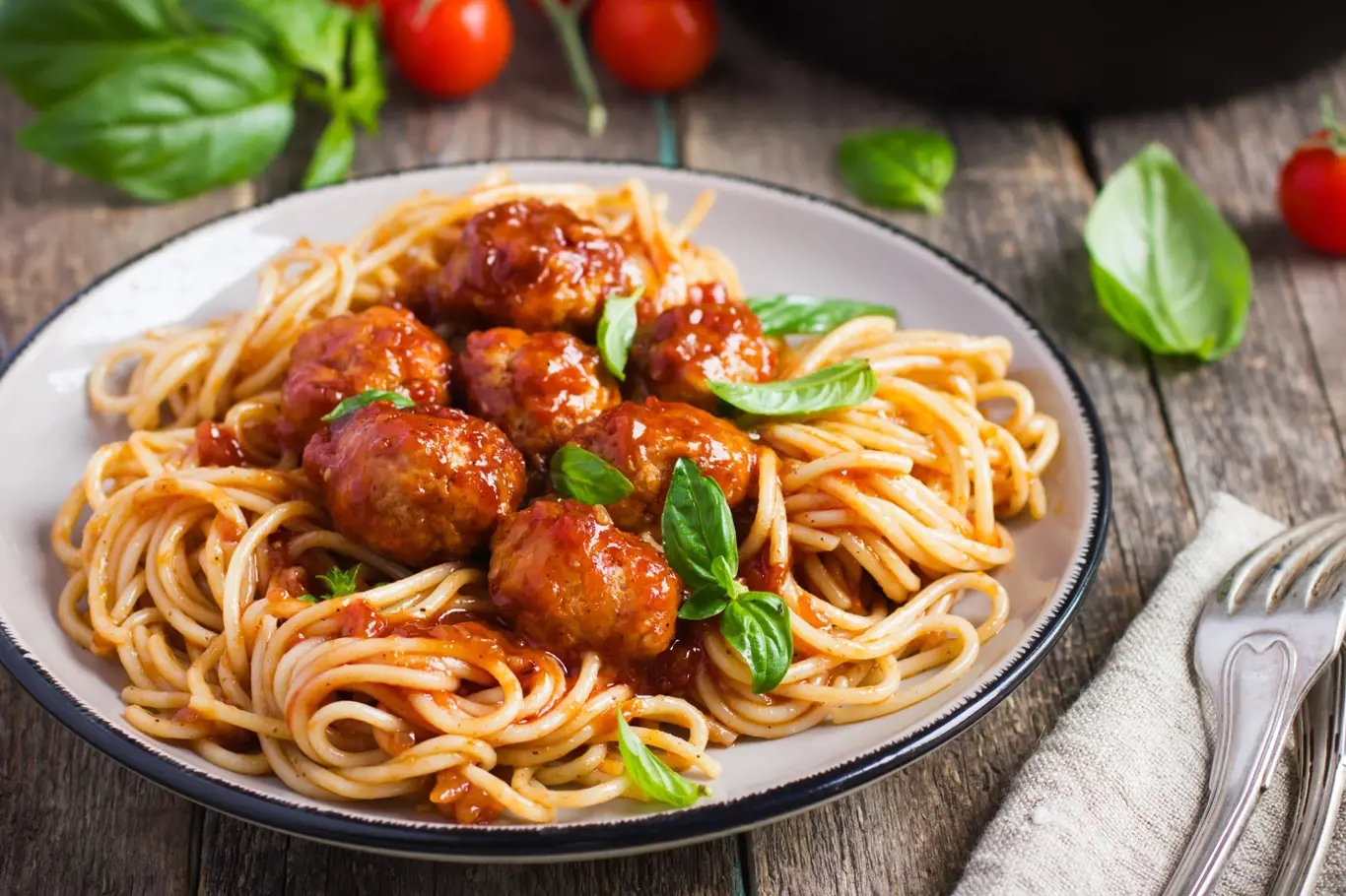 Jako zdravá večeře se skvěle budou hodit bezlepkové špagety s masovými koulemi.