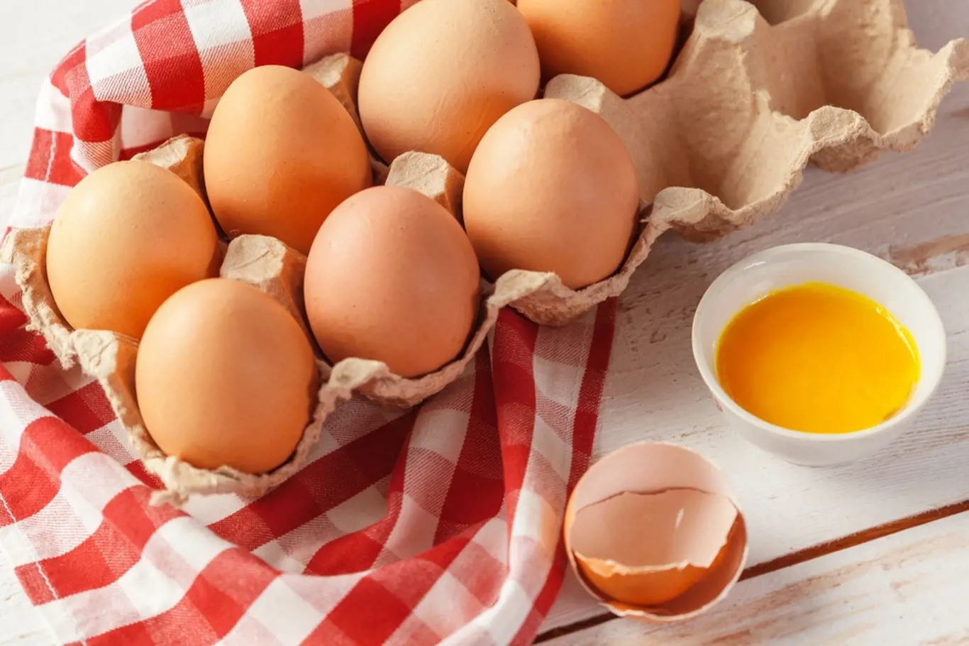 Čerstvá slepičí vejce z farmy se výrazně liší od těch, která koupíte v obchodech