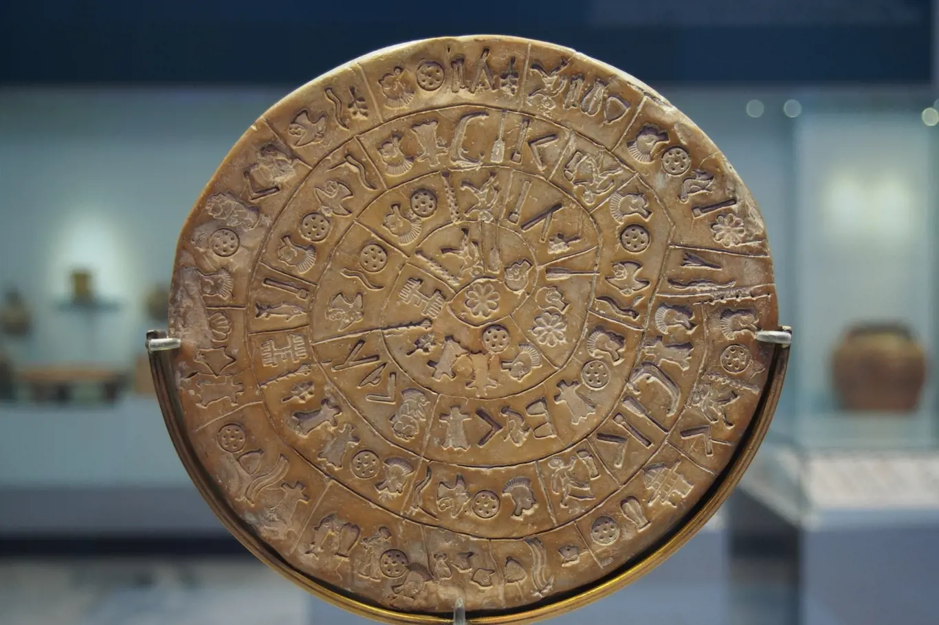 Strana A Faistova disku, jak je vystaven v Archeologickém muzeu v Heraklionu po renovaci v roce 2014.