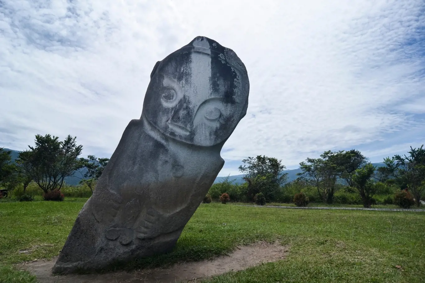 V národním parku Lore Lindu na indonéském ostrově Sulawesi stojí v údolí Bada záhadné sochy