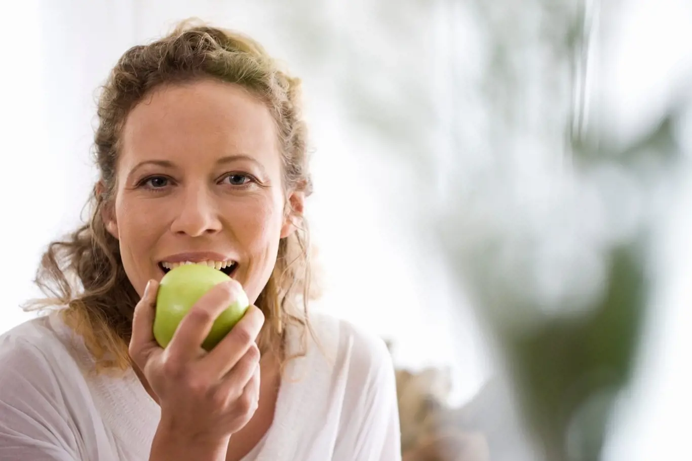 žena jí jablko