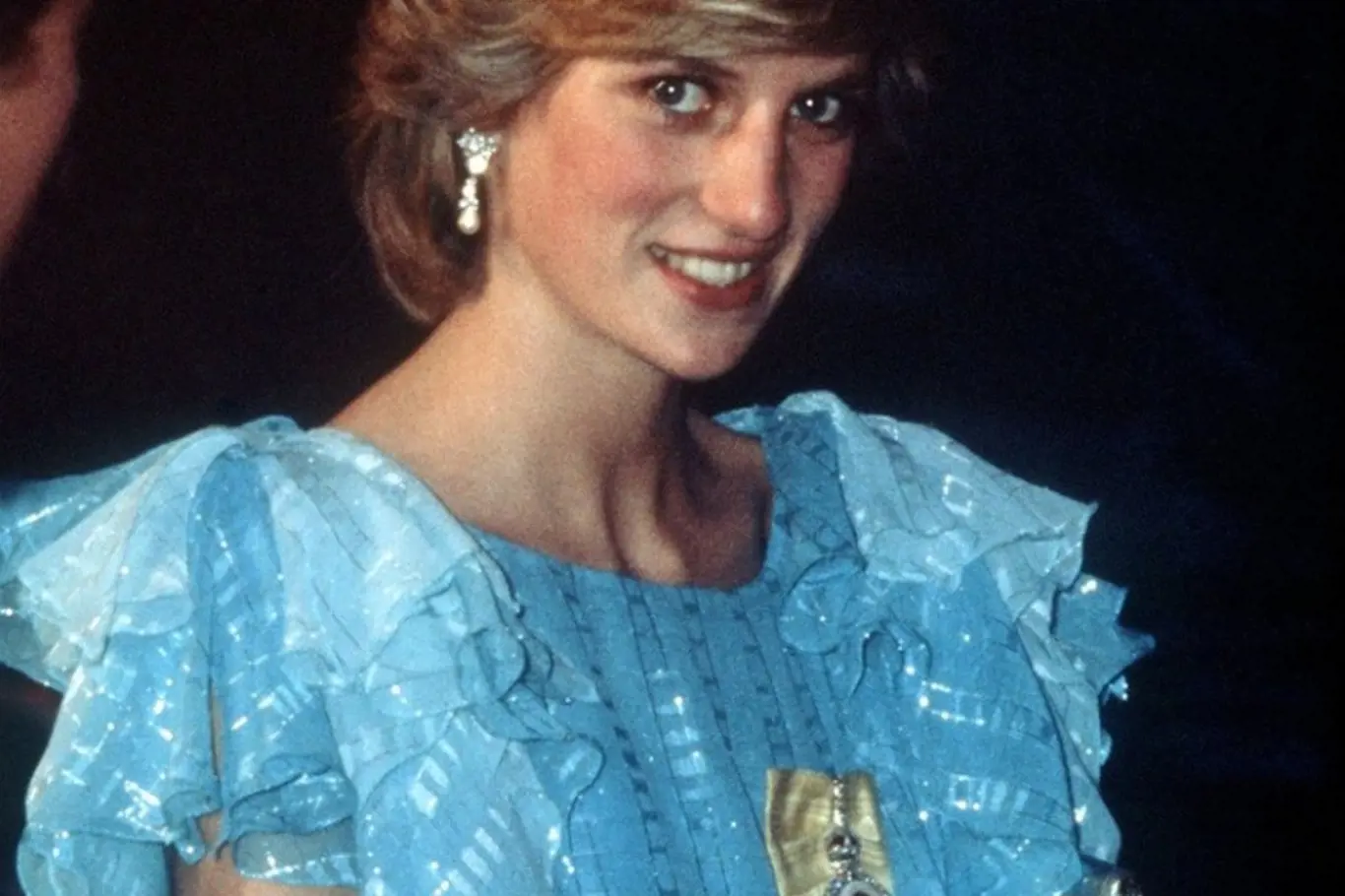 Princezna Diana v modrých šatech