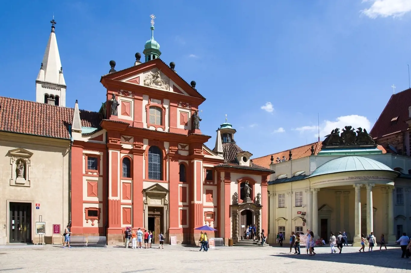 Bazilika sv. Jiří na Pražském hradě ukrývá hrobky prvních Přemyslovců