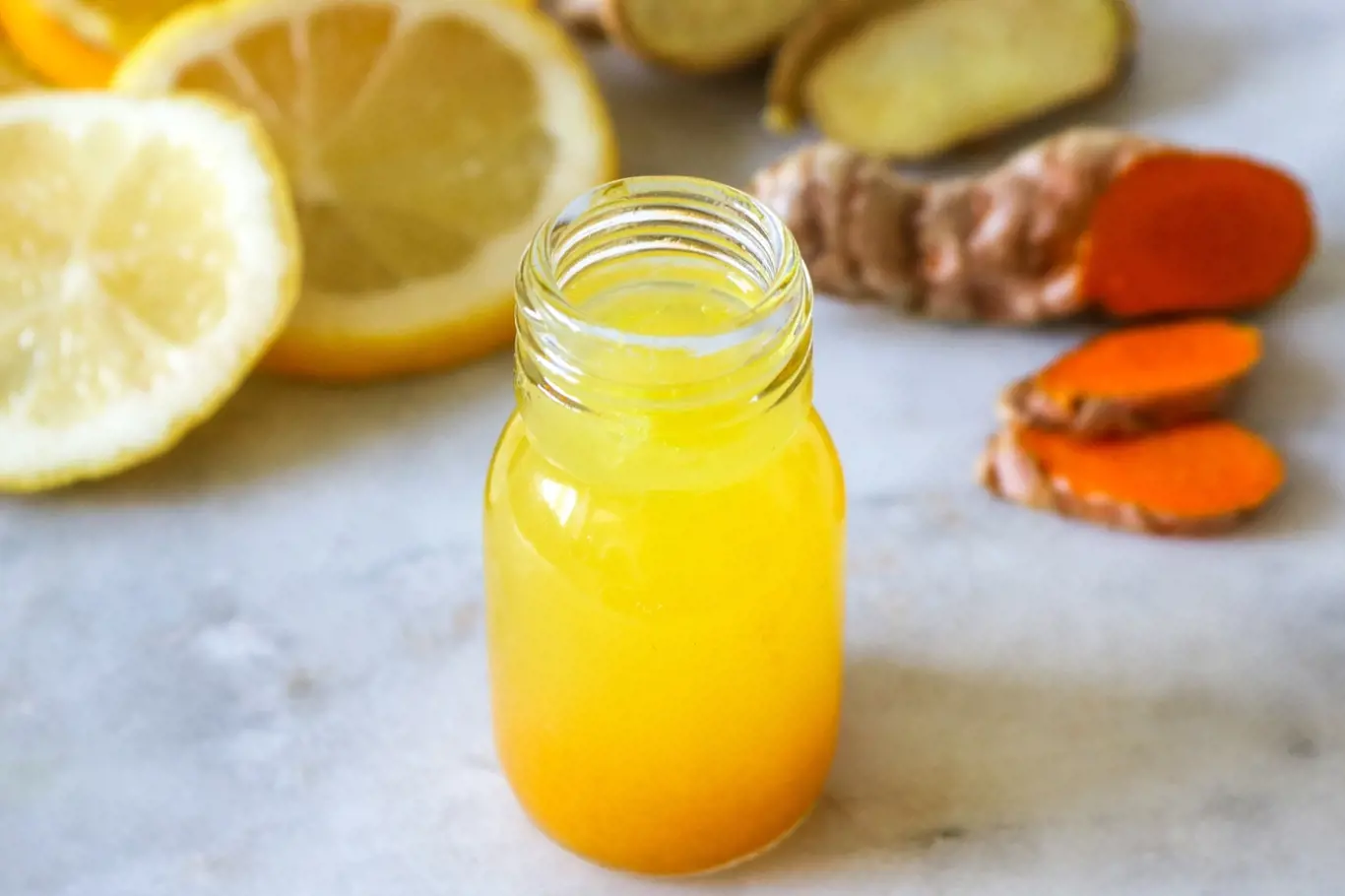 Posílit imunitu můžete zázvorovým nápojem s citronem a kurkumou.