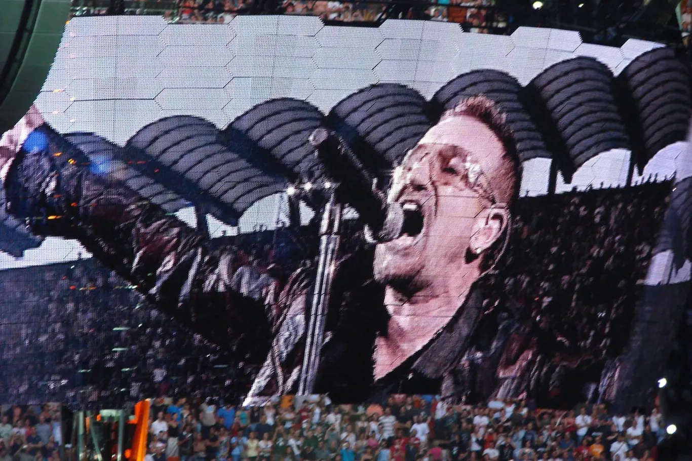 Podobizna zpěváka Bono Voxe na koncertě skupiny U2 v italském Miláně letos v červenci.