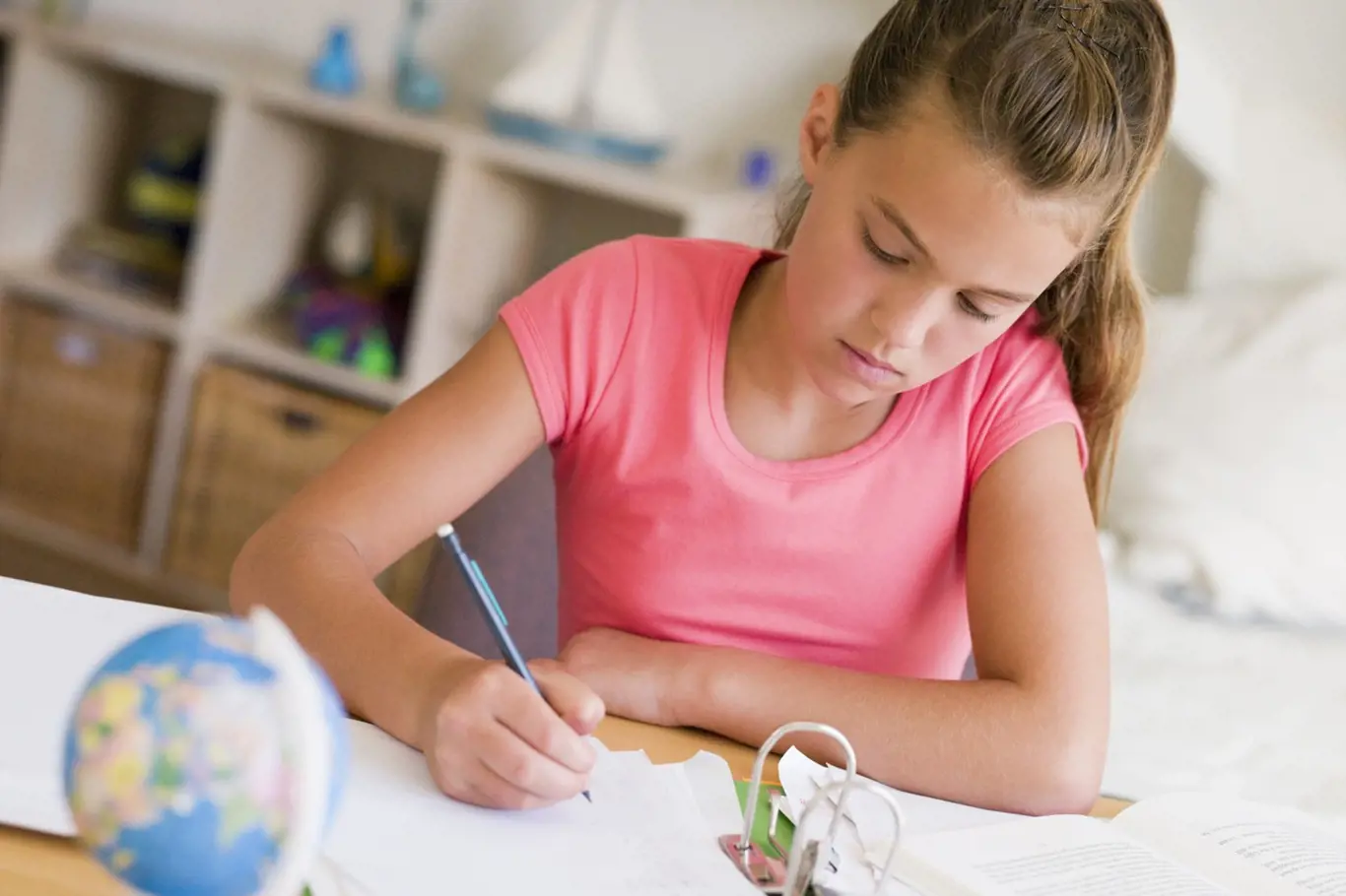 Dívka píše domácí úkol