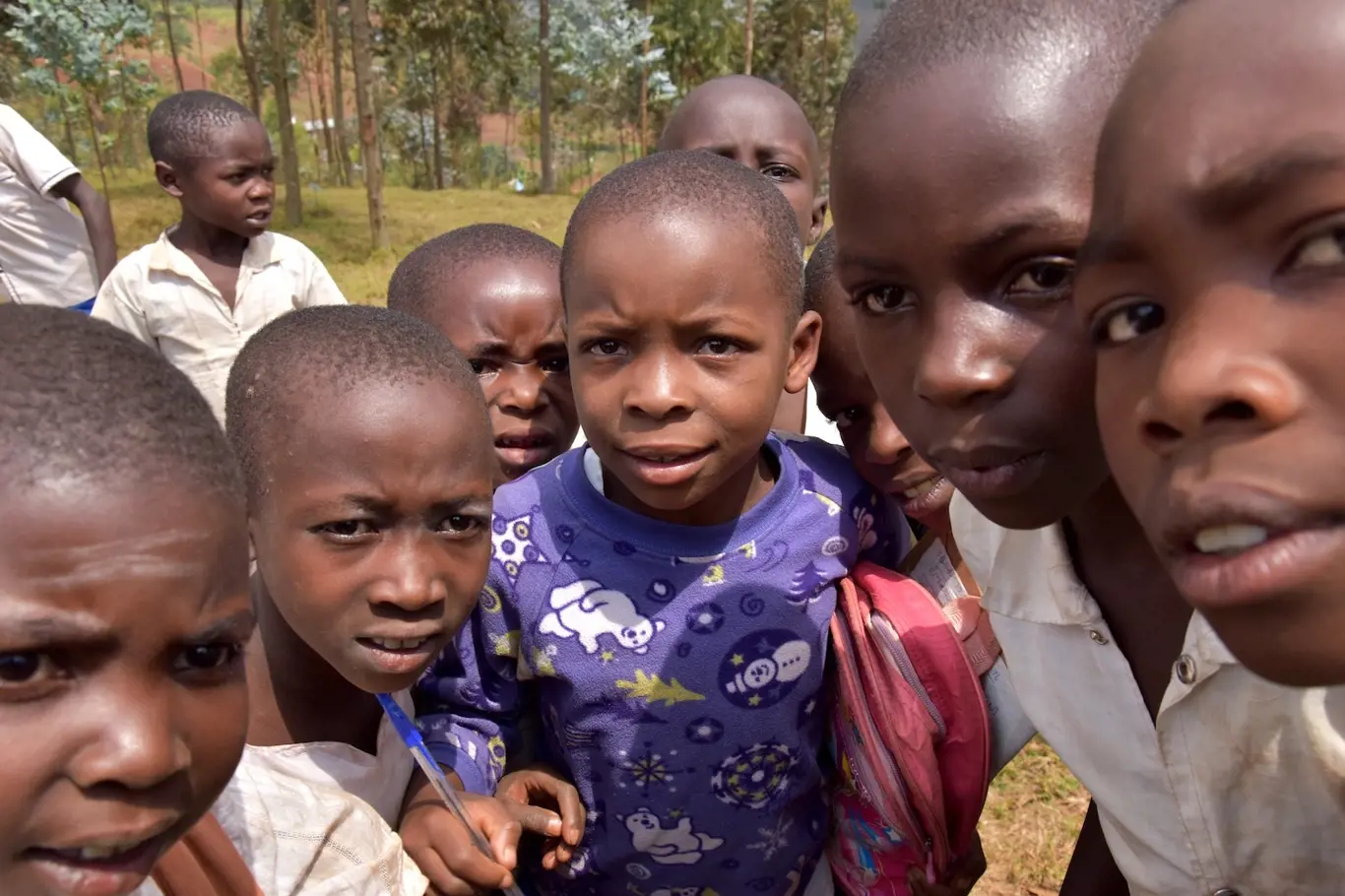 Kvalitní a dostupné vzdělání je jednou z cest z chudoby. Ta ohrožuje v Kongu až 65 % populace. Tito lidé žijí denně za méně než v přepočtu 25 korun. Pod 80 korun na den žije podle statistik 90 % populace.