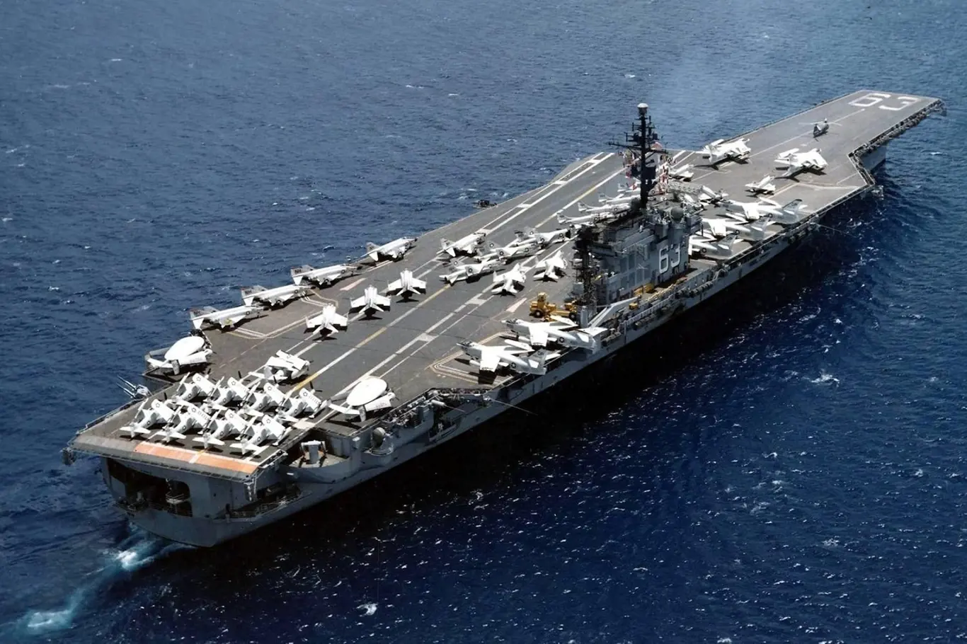 Americká letadlová loď USS Kitty Hawk