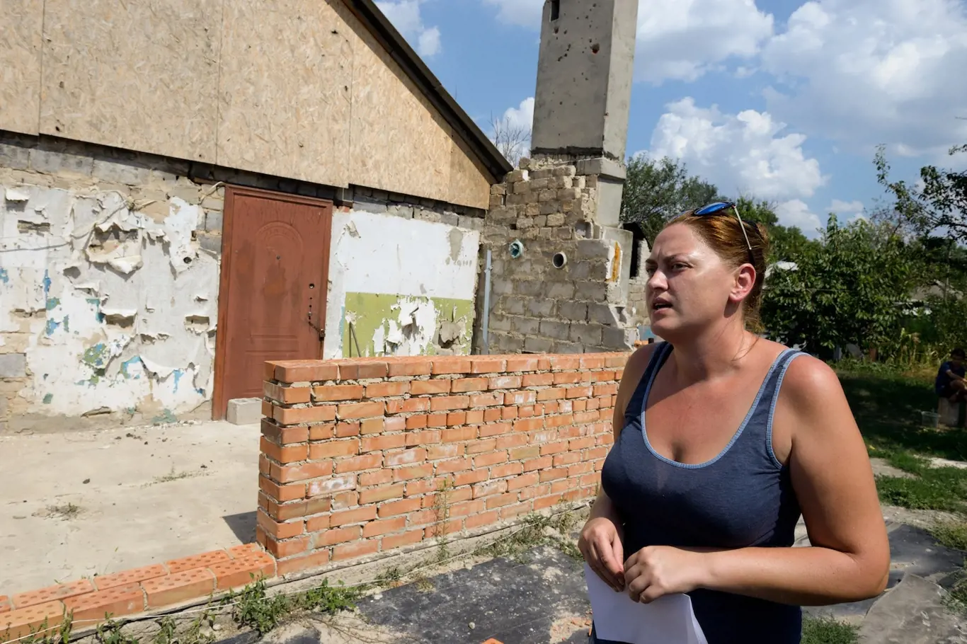 Čtyřiatřicetiletá Nataša přišla při bombardování východoukrajinské vesnice Lastoshkino o dům.