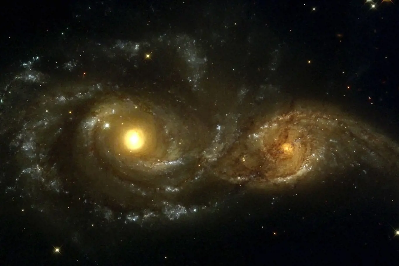 Vzácný snímek dvou spirálových galaxií v těsné blízkosti
