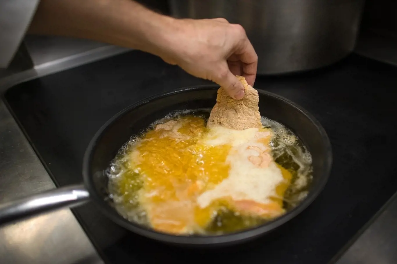 Pravý vídeňský řízek se smaží na přepuštěném másle.