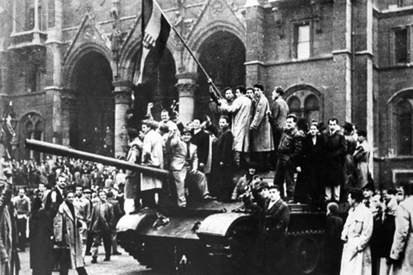Symbolem maďarské revoluce byla národní vlajka s tradičním královským znakem, popřípadě s vyřízlým znakem komunistickým