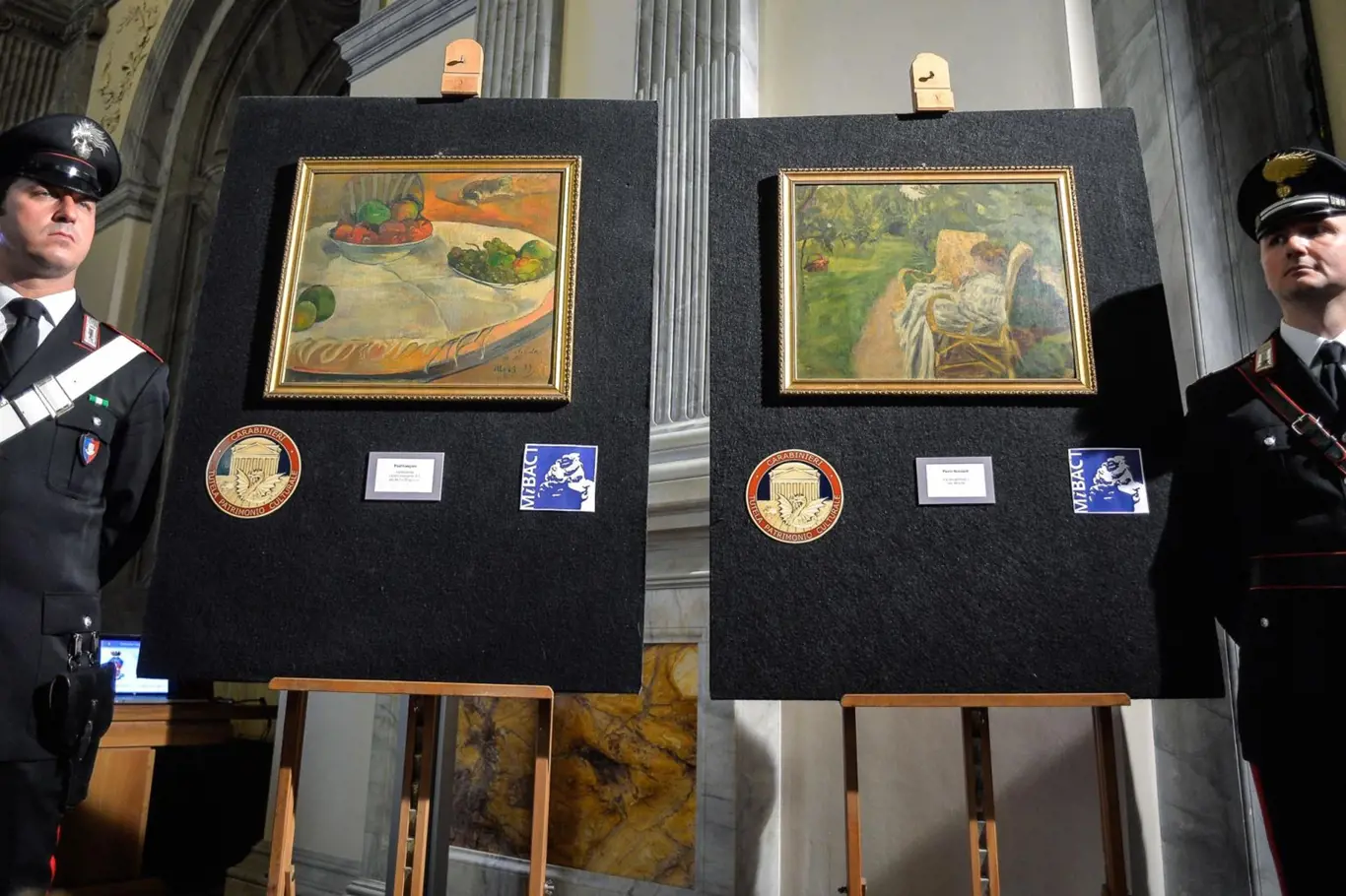 Italští karabiniéři stojí vedle dvou ukradených obrazů, "Fruits sur une table ou nature au petit chien" Paula Gauguina (vlevo) a "La femme aux deux fauteuils" Pierra Bonnarda