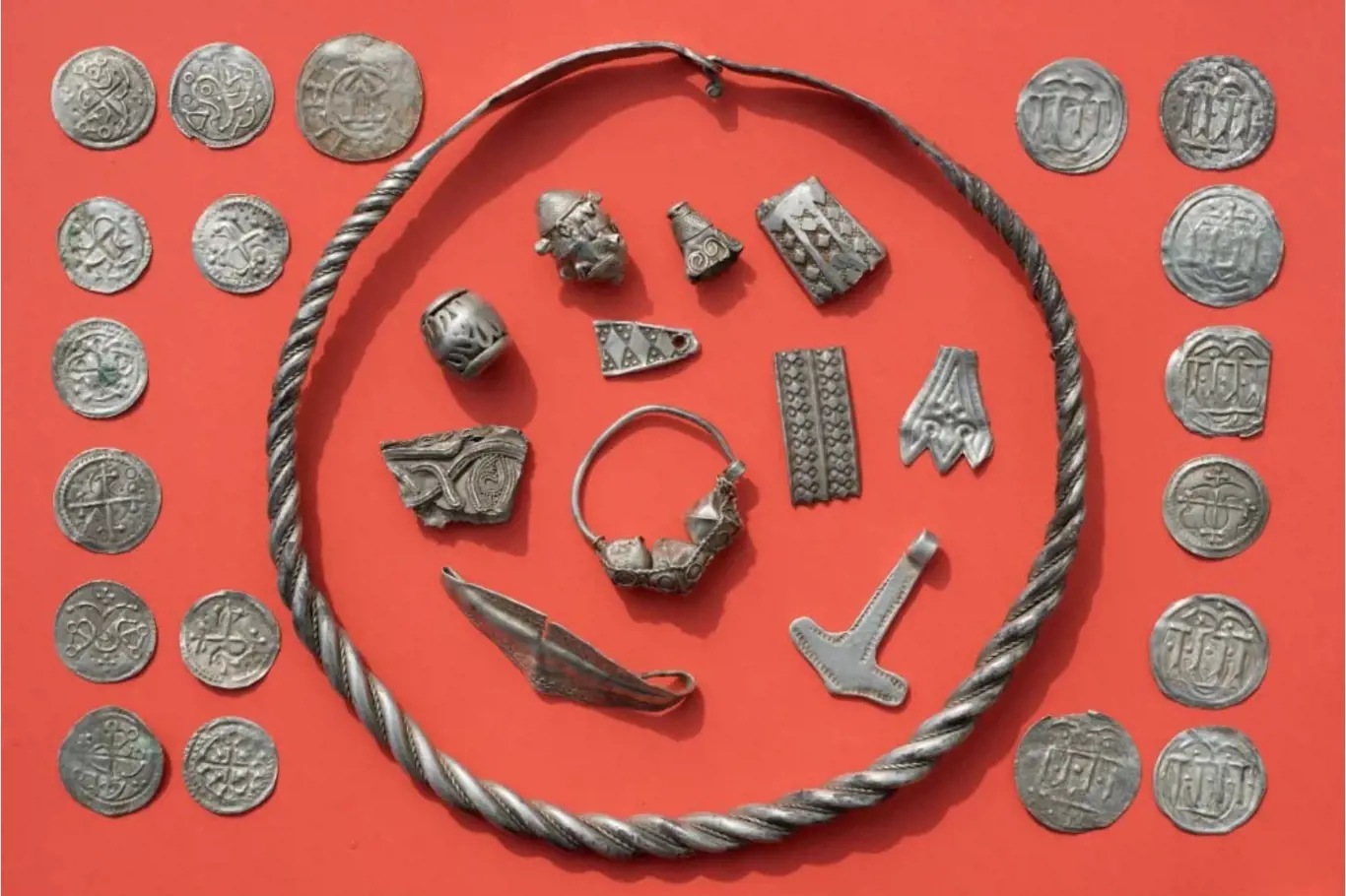 Stříbrné šperky a mince pocházejí z doby vlády krále Haralda Bluetooth a mohly být uloženy během jeho útěku z Dánska.