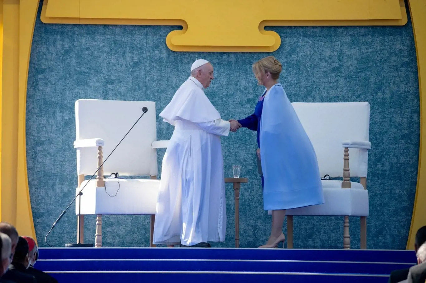 Zuzana Čaputová při setkání s papežem Františkem okouzlila originální pelerínou