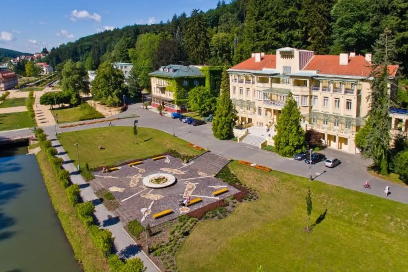 Luhačovice, pohled na lázeňský park a hotel Dům B. Smetany