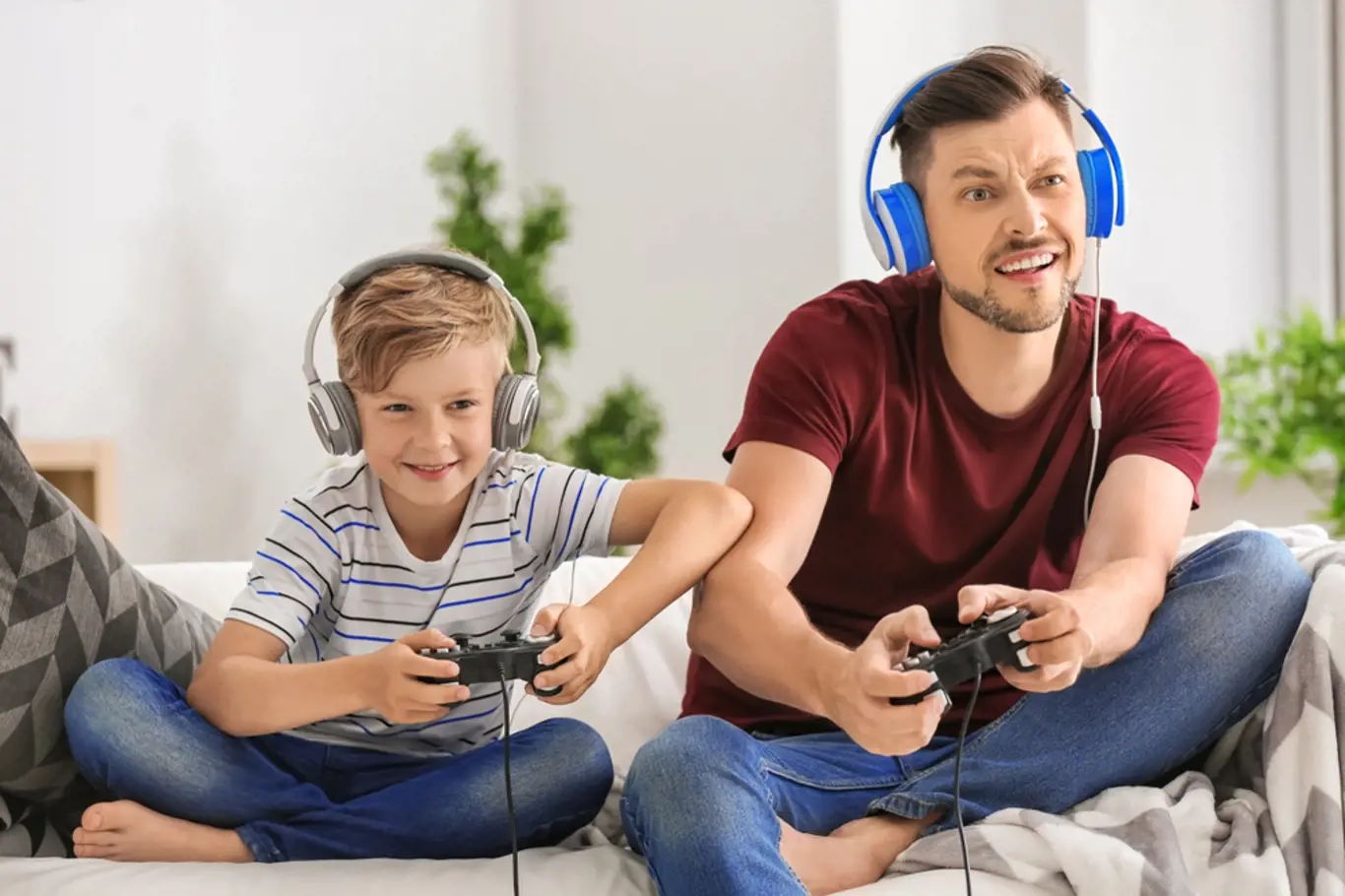 Táta se synem hrají videohry