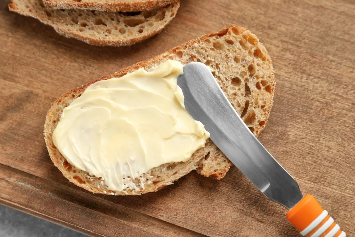 Chleba s máslem a solí, základ každé snídaně.