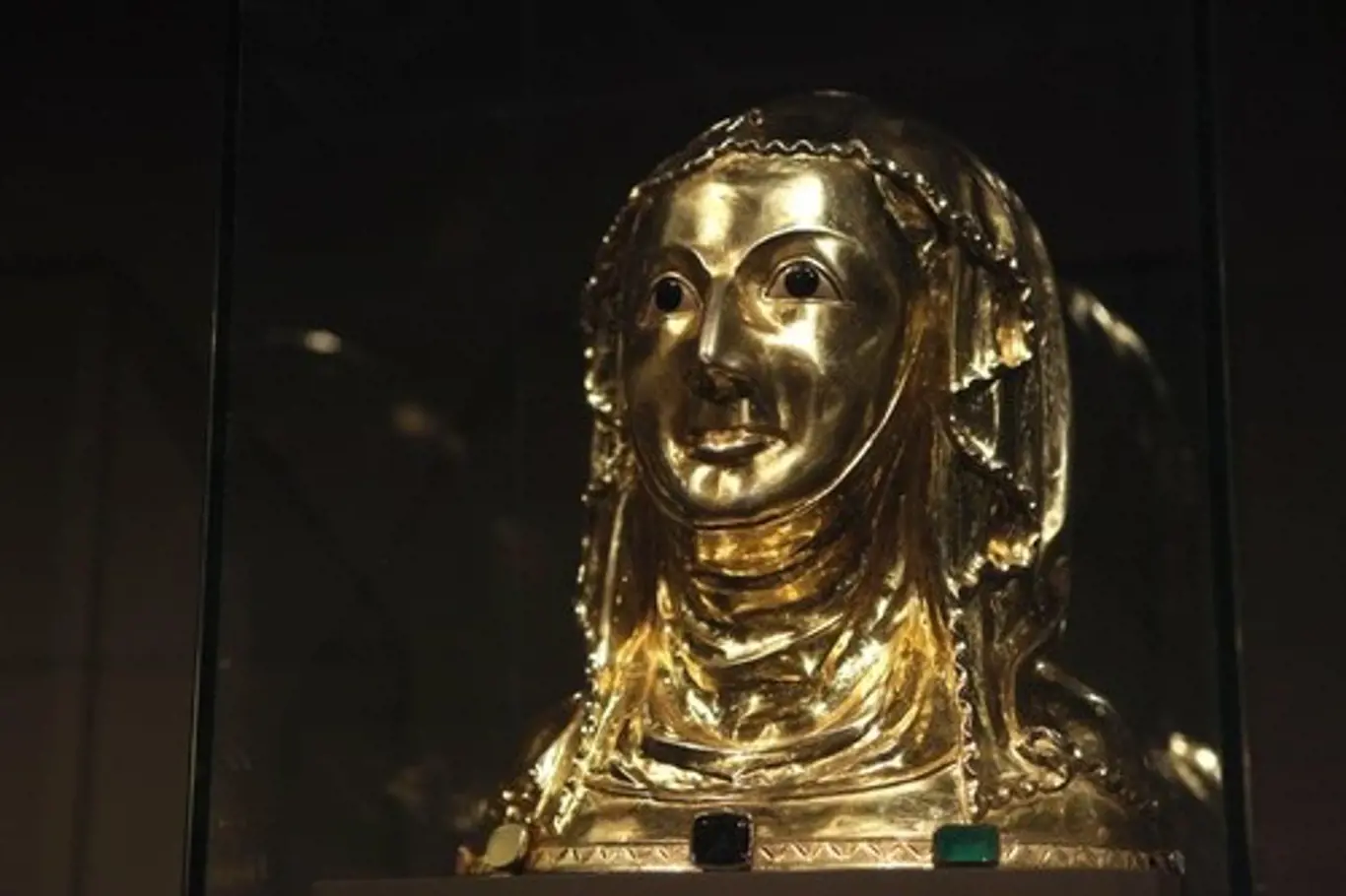 Románský bustový relikviář svaté Ludmily z kláštera sv. Jiří na Pražském hradě v Praze.