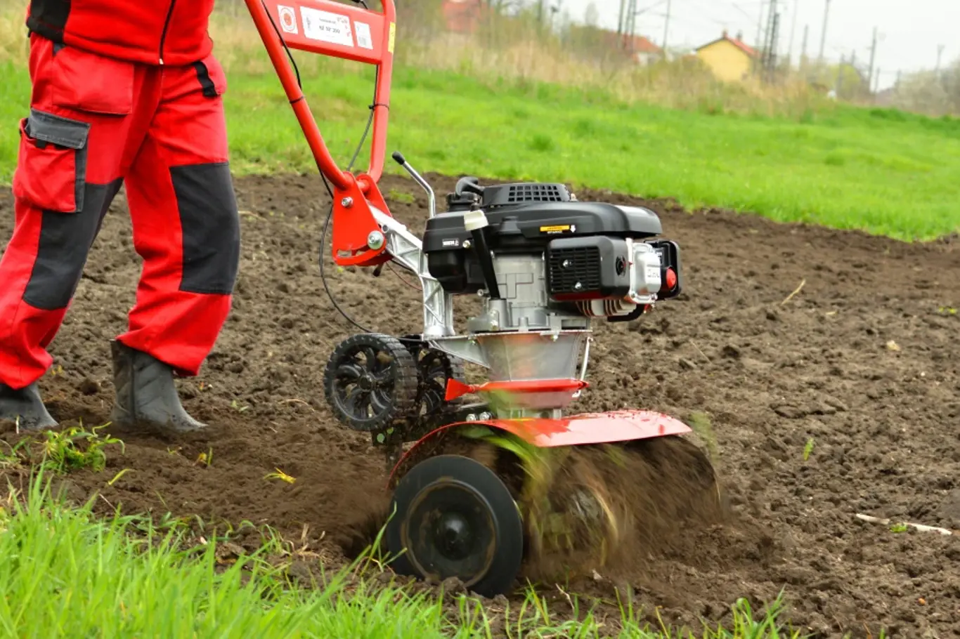 Stroje pomohou s péčí o půdu.