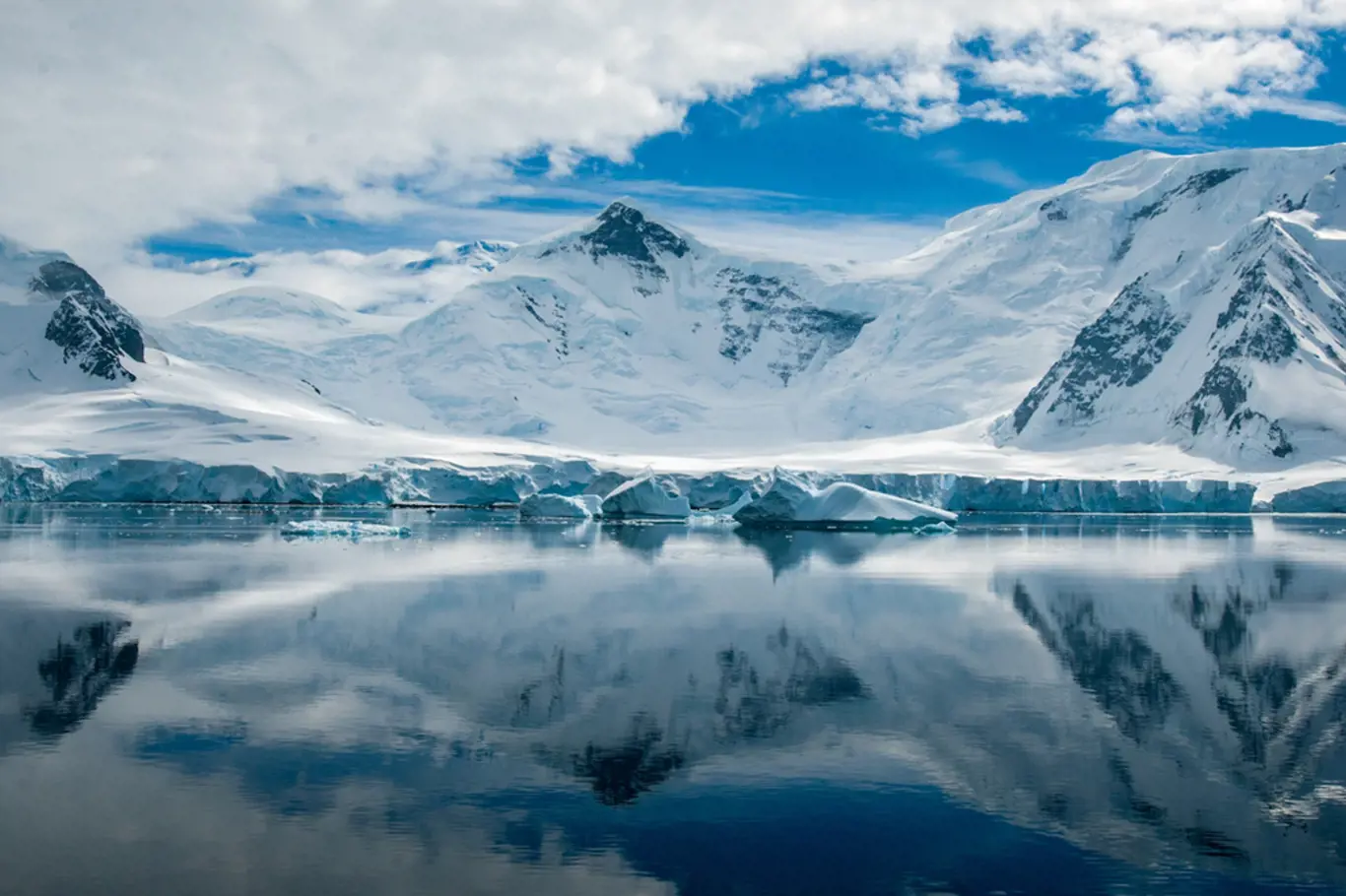 Tající ledovce pomalu přetvářejí Antarktidu