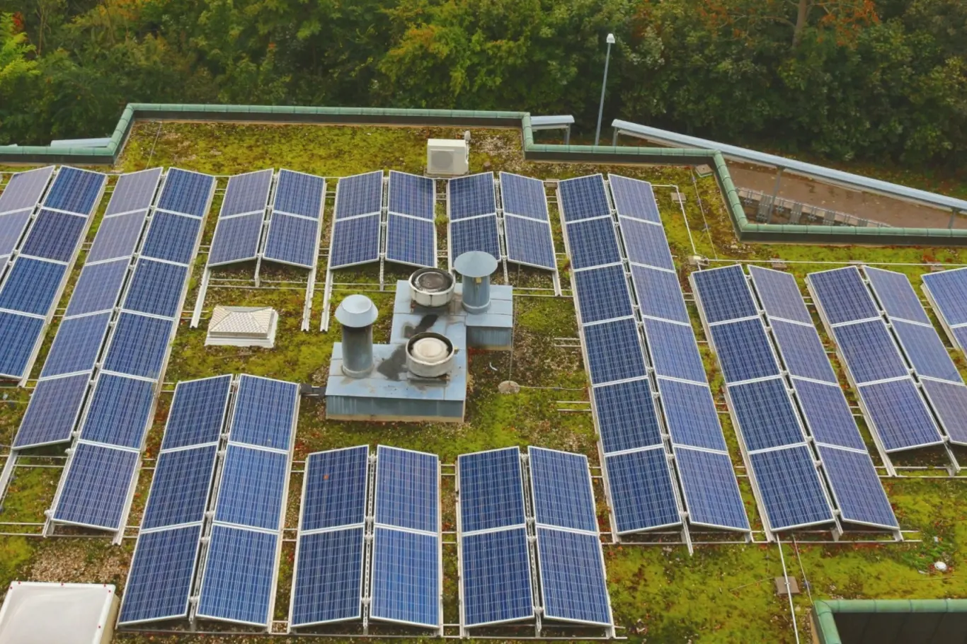 S pořízením zelené střechy i fotovoltaiky pomůžou dotační programy.