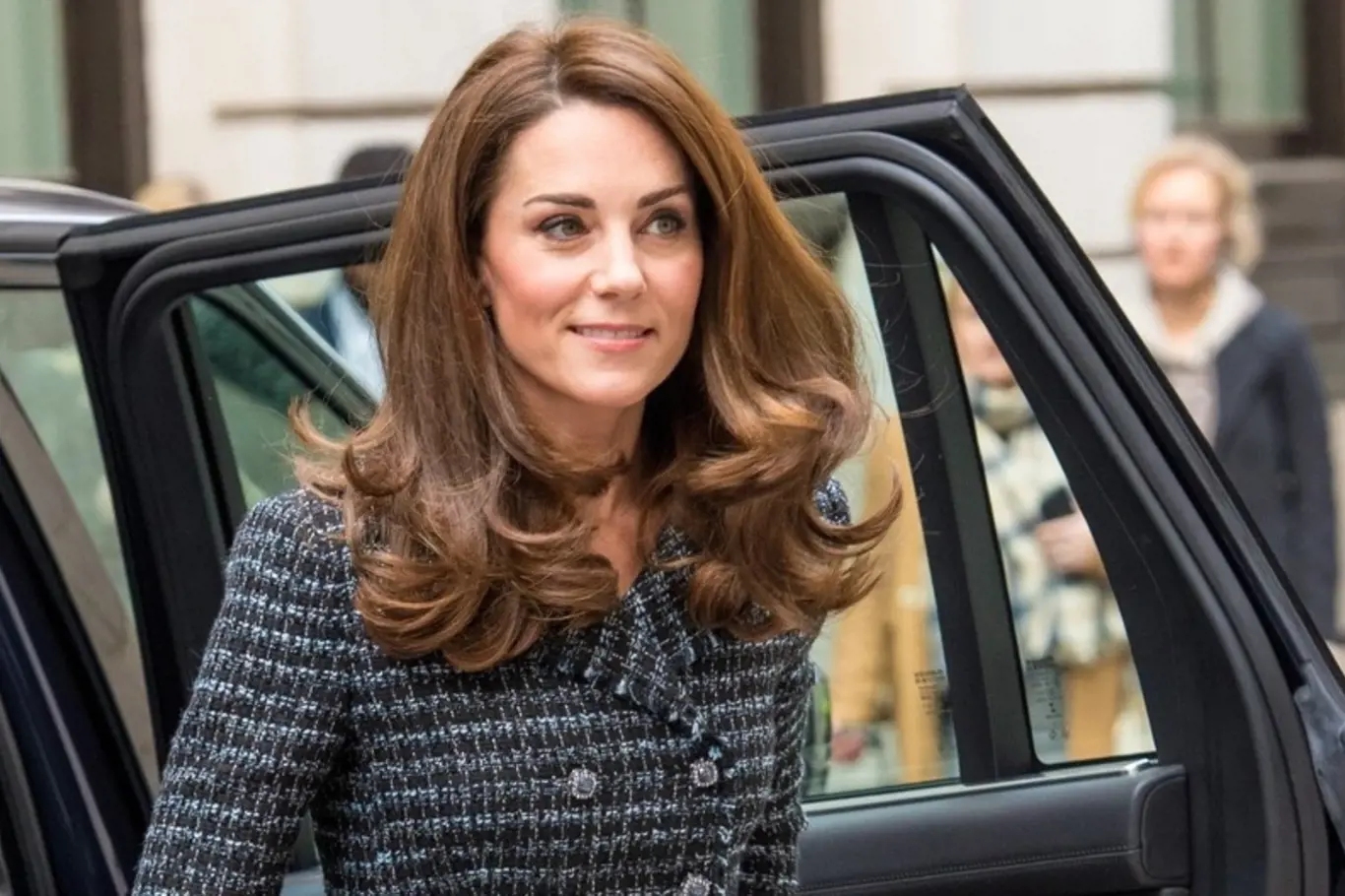 Kate Middleton si oblíbila kabátové šaty. 