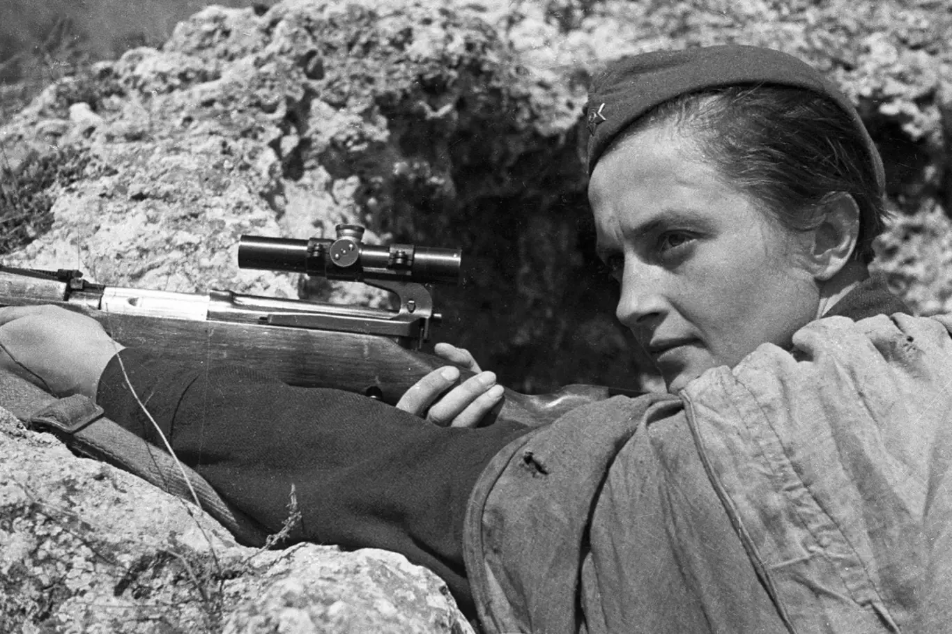 Sovětská odstřelovačka Ludmila Pavličenková na frontě