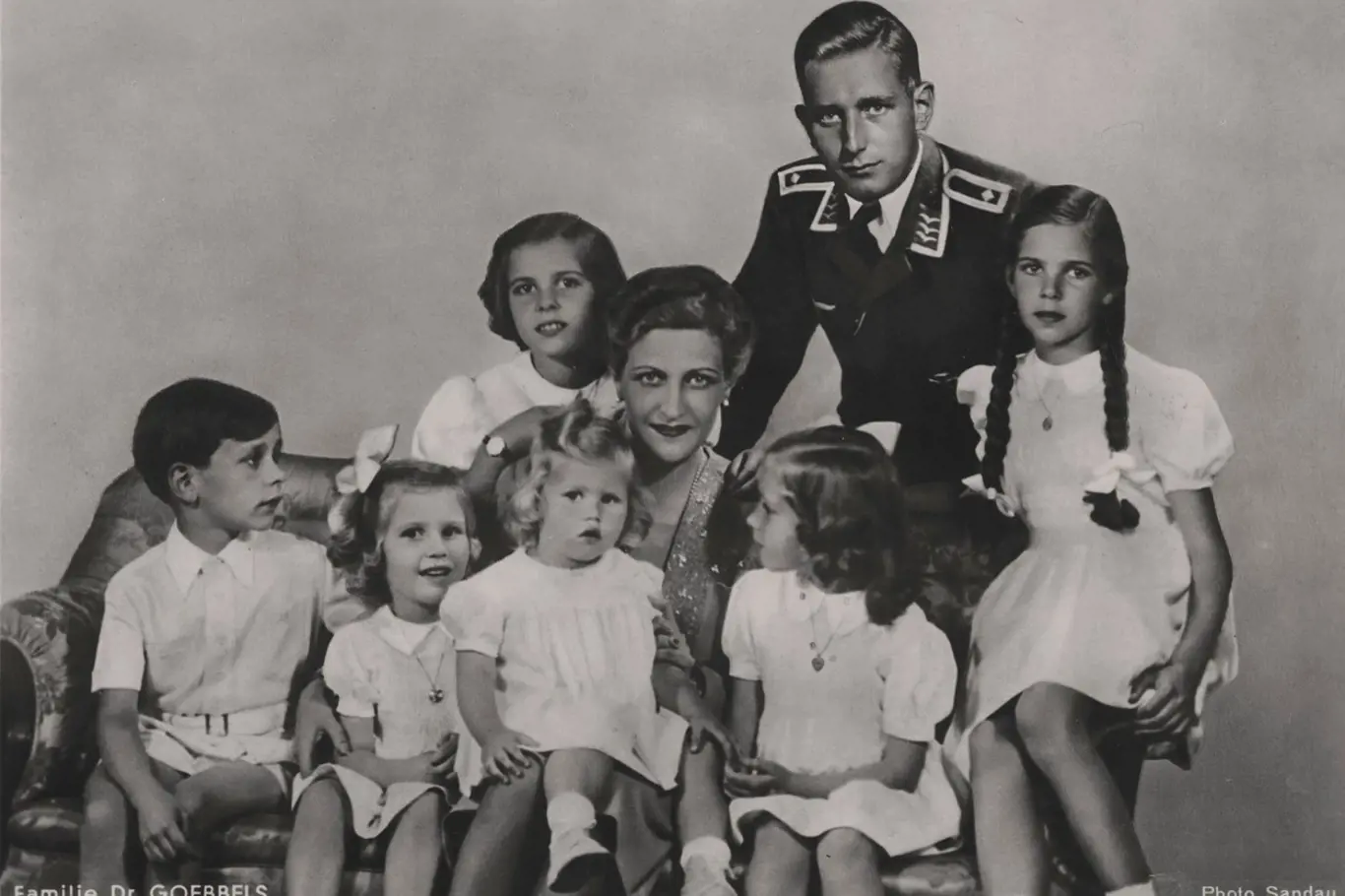 Život Magdy Goebbelsové připomíná antickou tragédii: Než aby její děti zažily plápolat rudou vlajku, raději je zabije.