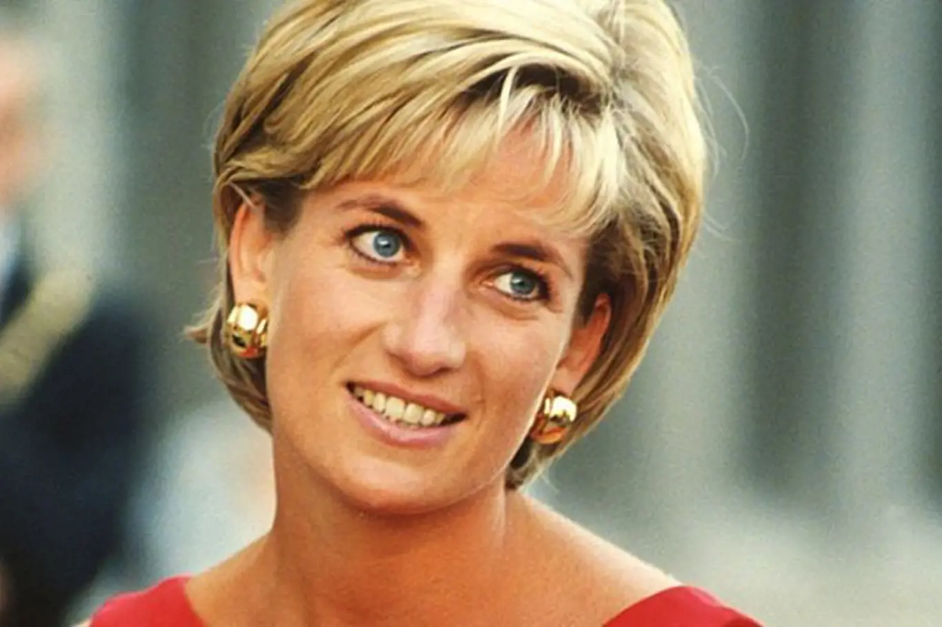 Britská princezna Diana získala po své smrti 31. srpna 1997 přízvisko „princezna lidských srdcí“. Mnozí lidé ji dodnes považují za oběť paparazziů.