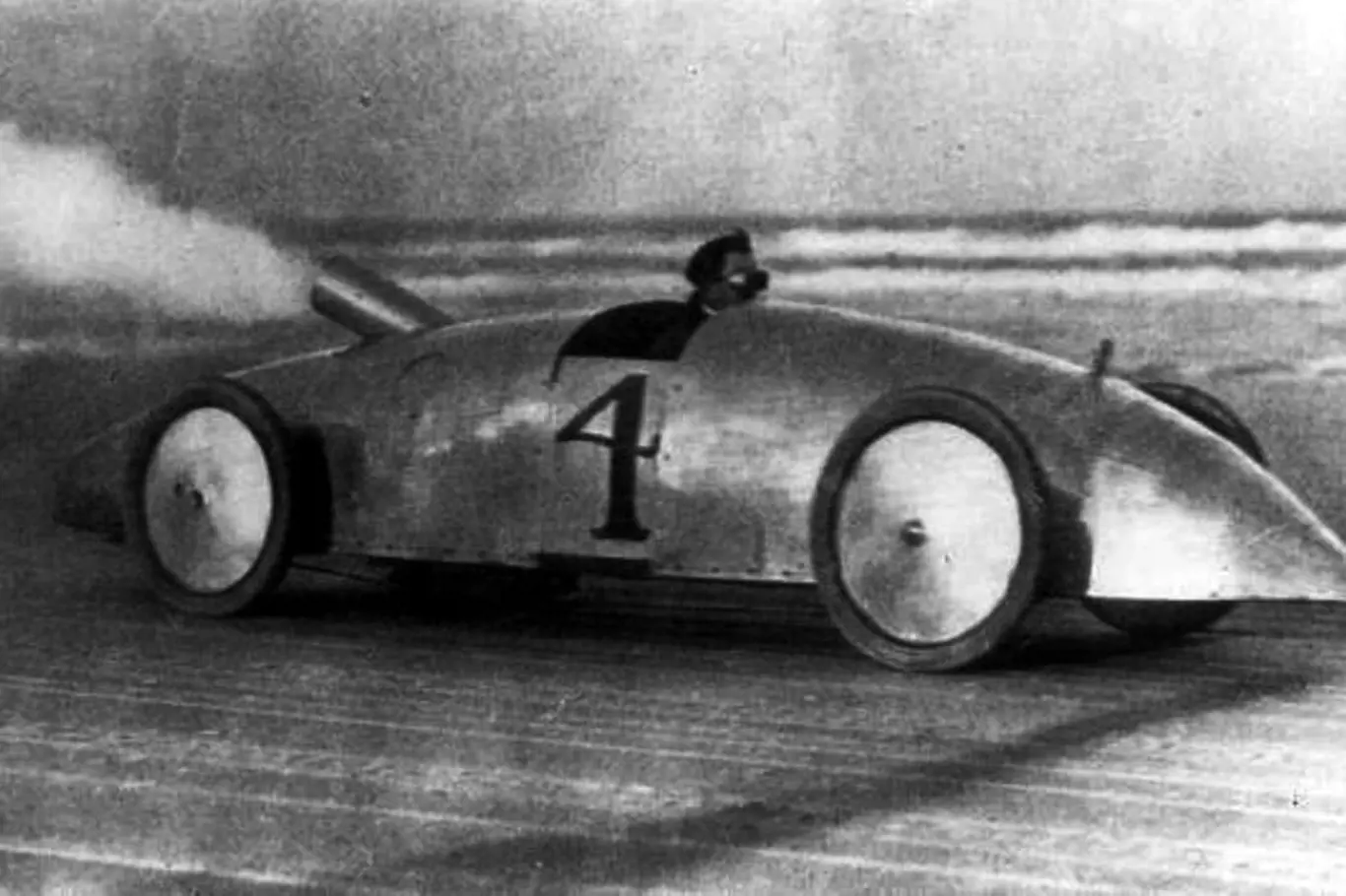 Parní vůz Stanley v roce 1903 na rekordní míli na silničním okruhu v Daytona Beach