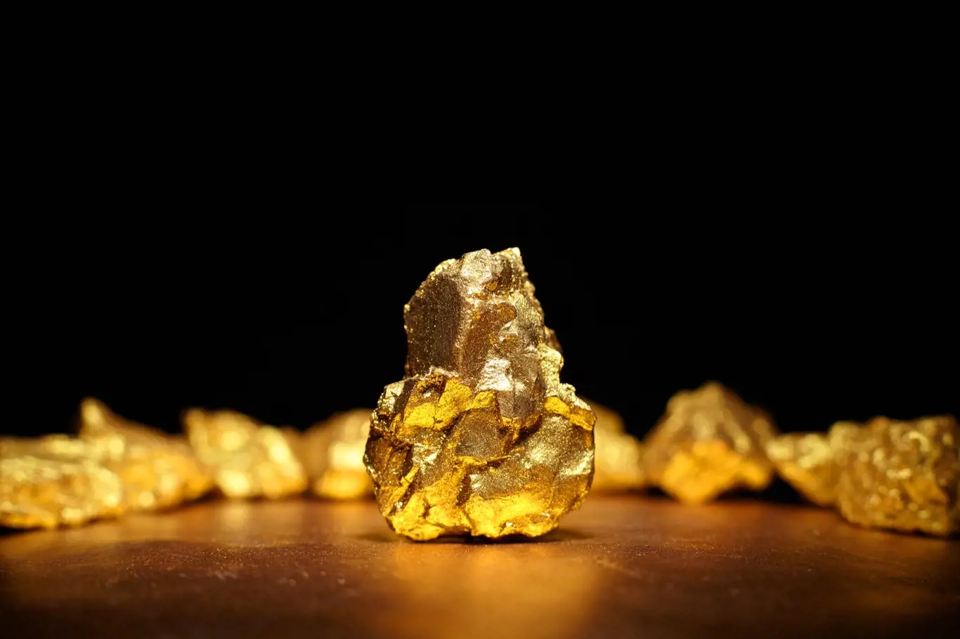 Dělníci nalezli ve sklepě 34 zlatých nugetů. ILustrační foto.
