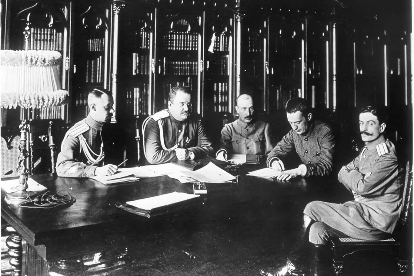 Kerenskij (druhý zprava) na zasedání ministerstva války