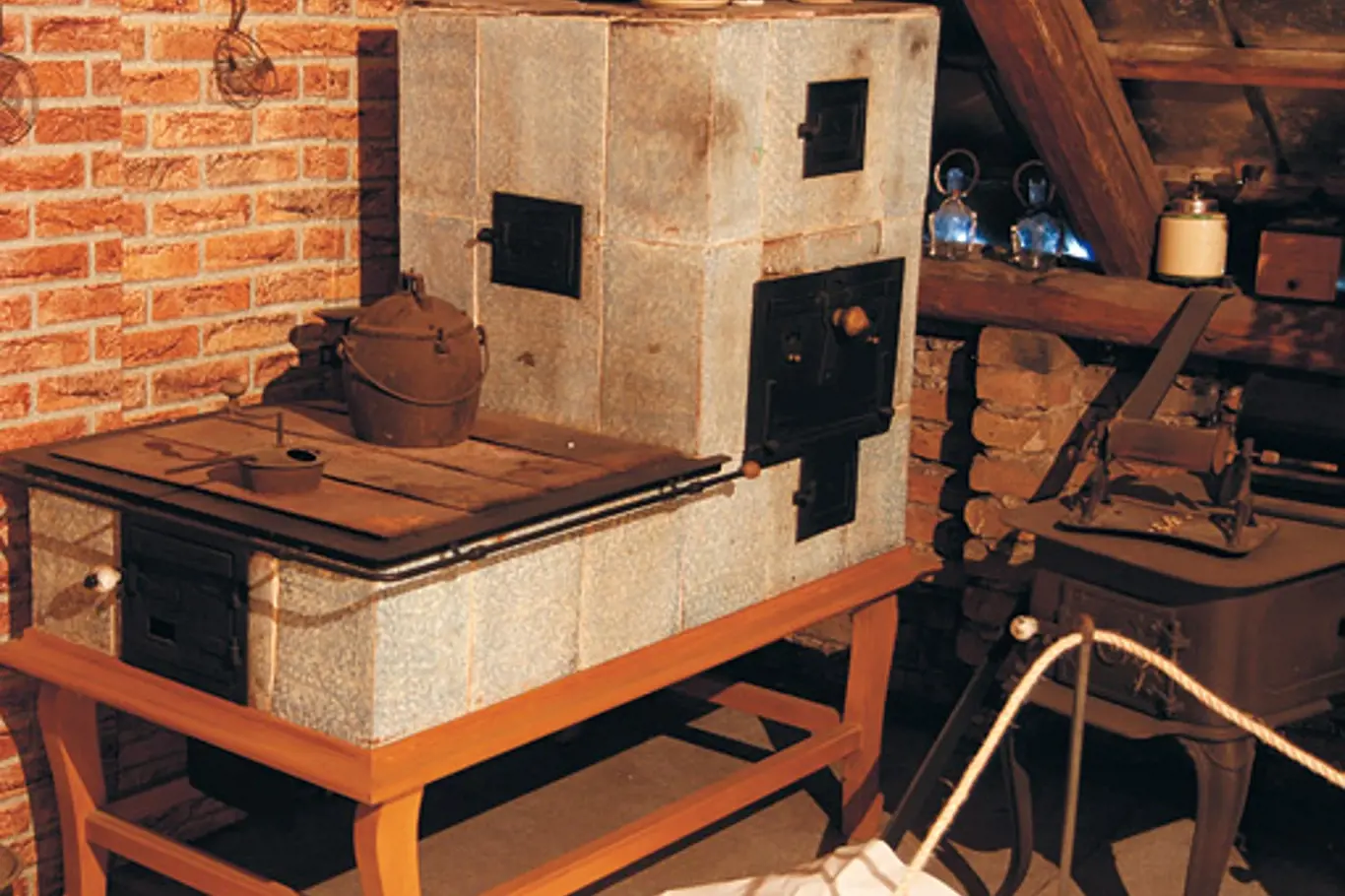 kachlový stolek patří k nejstarším exponátům