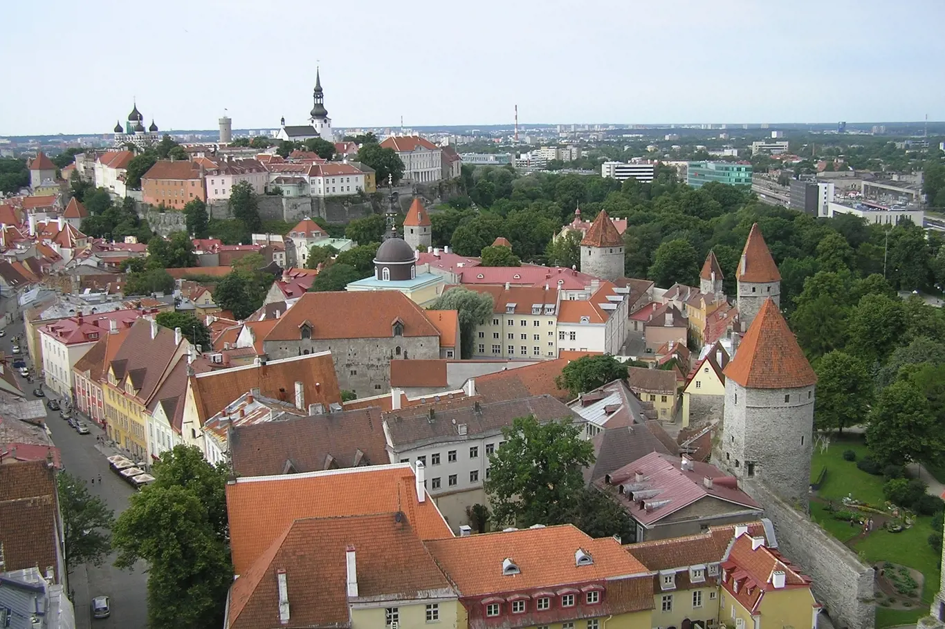 Centrum estonského hlavního města Tallinnu je dodnes z převážné části obehnáno středověkými hradbami.