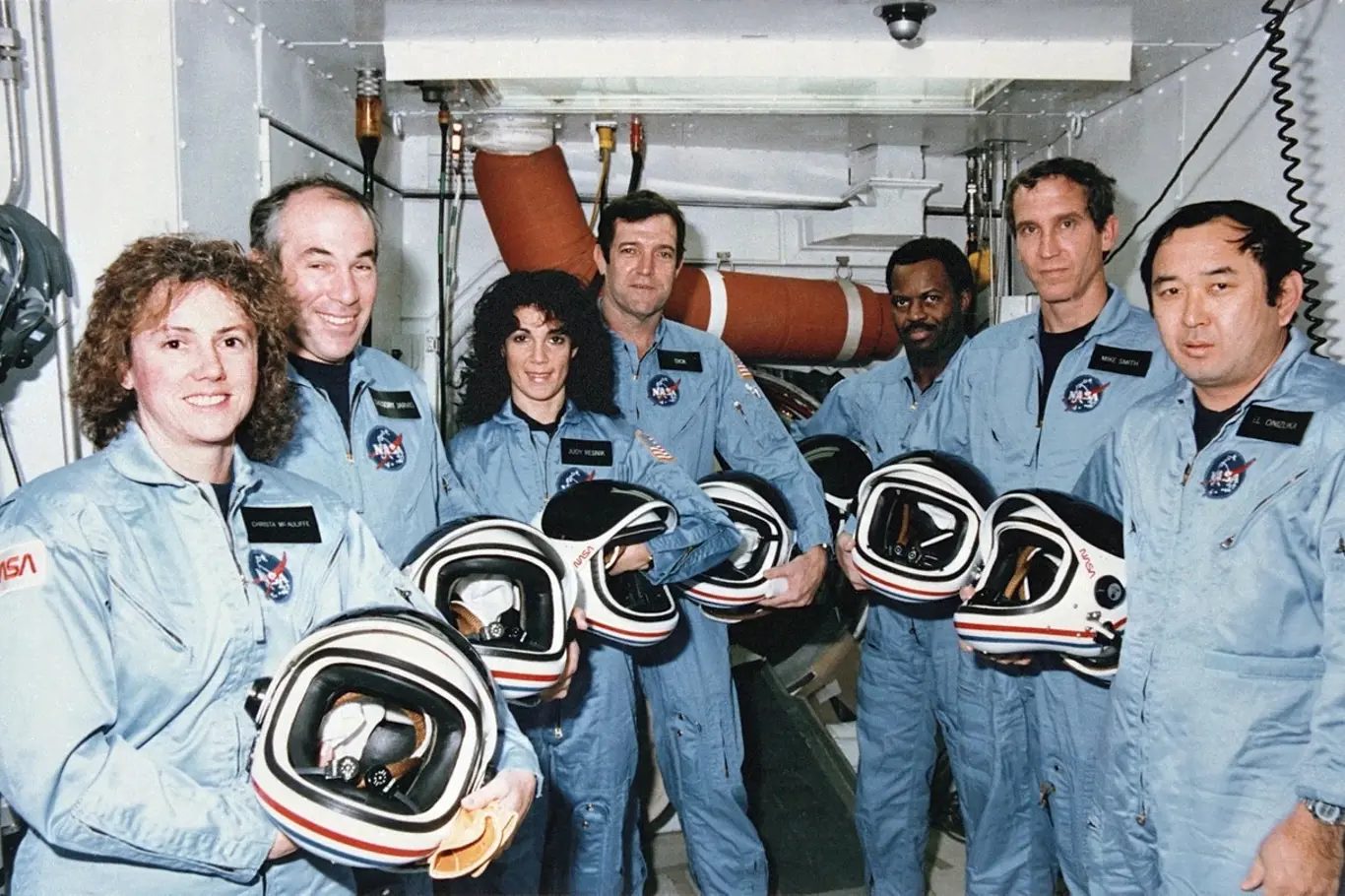 Posádka raketoplánu Challenger. Zleva: Christa McAuliffeová, Gregory Jarvis, Judy Resniková, Dick Scobee, Ronald McNair, Michael Smith a Ellison Onizuka.