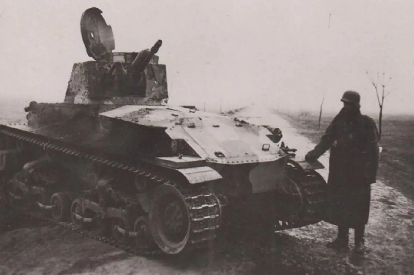 Československý tank vz. 35 zasažený na Podkarpatské Rusi
