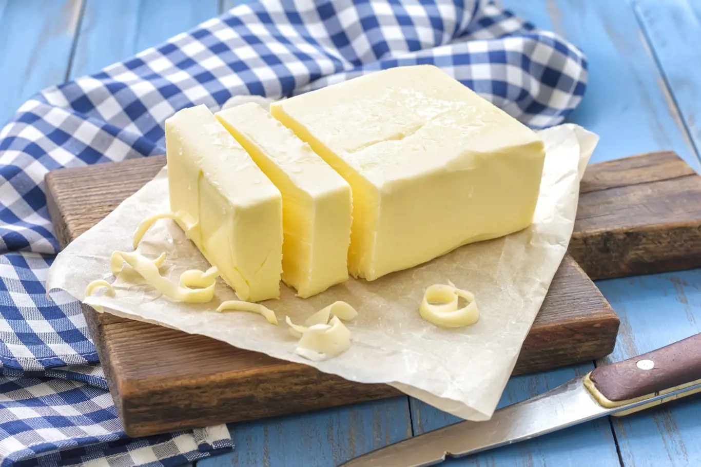 Máslo je jednou ze základních surovin, která se používá k pečení a přípravě mnoha dezertů.