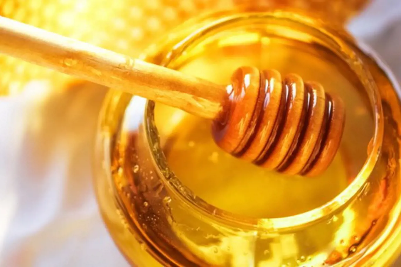 Síla medu: Zruší vrásky, nadváhu, kocovinu, depku i nachlazení