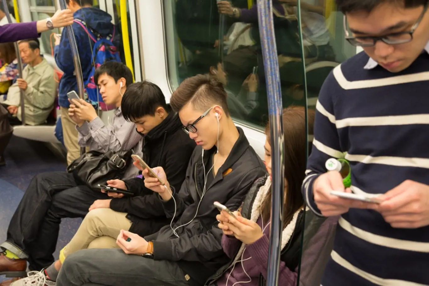 Chytré telefony pronikly do čínských měst. Foto pochází z Hongkongu. 