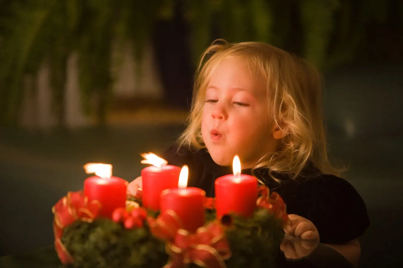K vánoční atmosféře patří také světla svíček.