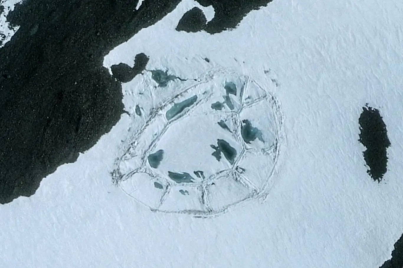 NASA zachytila v zemi věčného sněhu a ledu podivný objekt